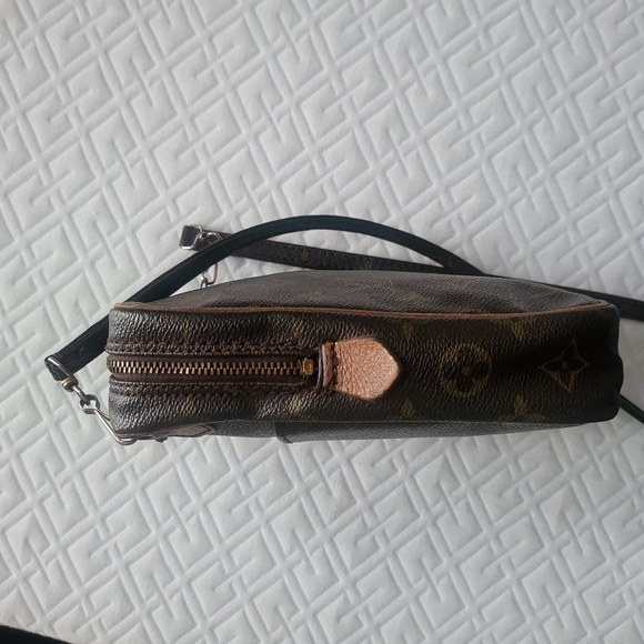 Louis Vuitton Vintage Classic Monogram Danube Small Crossbody Bag - Picture 4 of 12